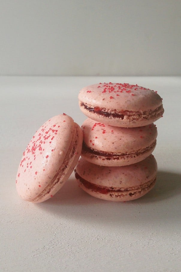 https://feastandwest.com/wp-content/uploads/2015/06/strawberry-shortcake-macarons-5.jpg