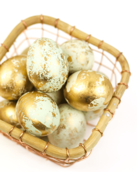 Embellish your spring table with a centerpiece of hand-decorated Marbled Gold Easter Eggs. Make this beautiful, 10-minute craft with natural eggs or dyed ones! (via feastandwest.com)
