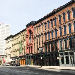 Taking a trip to Louisville, Ky.? Check out where we stayed, ate, drank, shopped and explored during our weekend on the Kentucky Bourbon Trail in this Louisville Travel Guide! (via feastandwest.com)